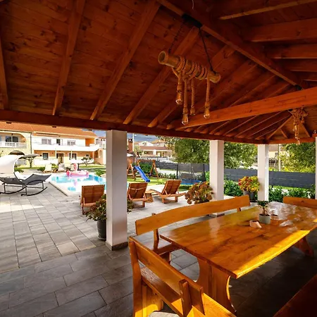 My Dalmatia - Neda With Shared Pool Apartman *