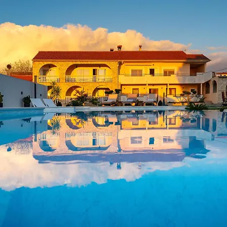 My Dalmatia - Neda With Shared Pool *
