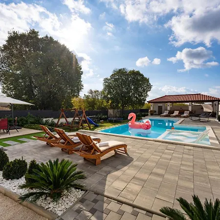 My Dalmatia - Neda With Shared Pool