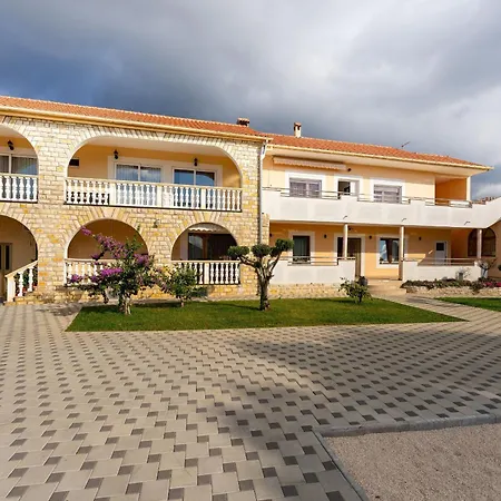 My Dalmatia - Neda With Shared Pool Apartman *