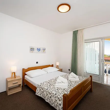My Dalmatia - Neda With Shared Pool Apartamento Galovac (Zadar)