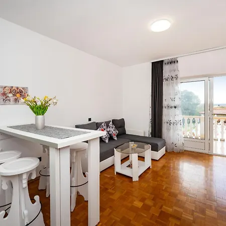 My Dalmatia - Neda With Shared Pool Apartamento