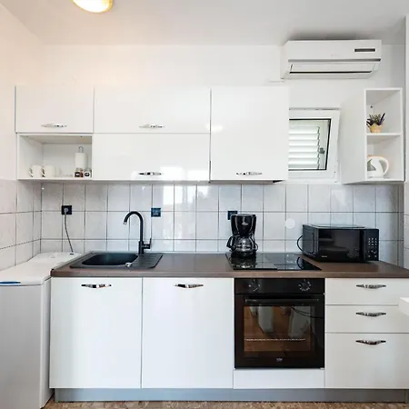 My Dalmatia - Neda With Shared Pool Apartment