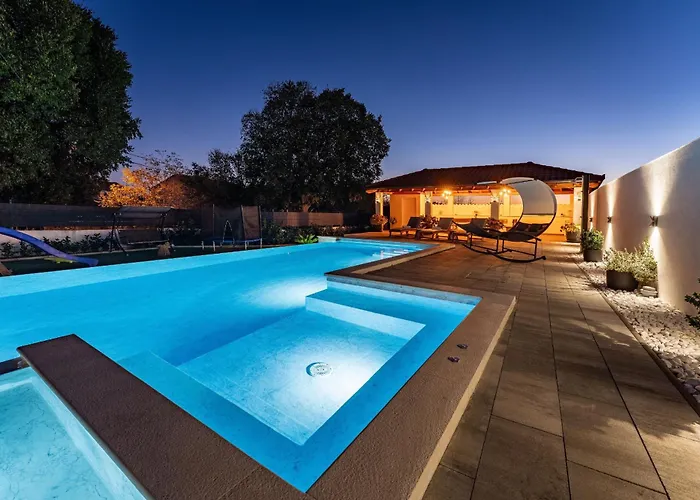 My Dalmatia - Neda With Shared Pool 公寓