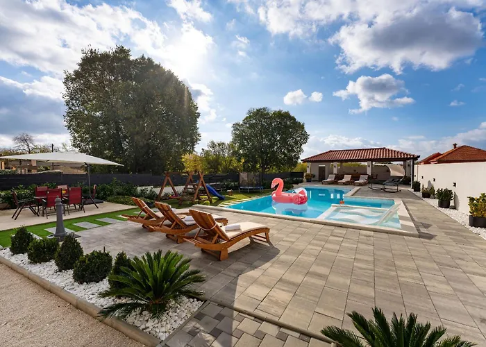 My Dalmatia - Neda With Shared Pool