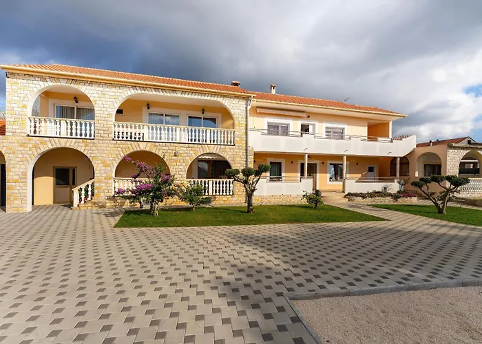 My Dalmatia - Neda With Shared Pool Apartman *